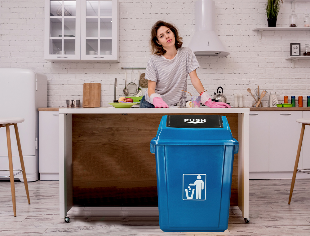PAPELERA CONTENEDOR Q-CONNECT PLASTICO CON TAPA DE BALANCIN 58 LITROS AZUL 470X330X760 MM