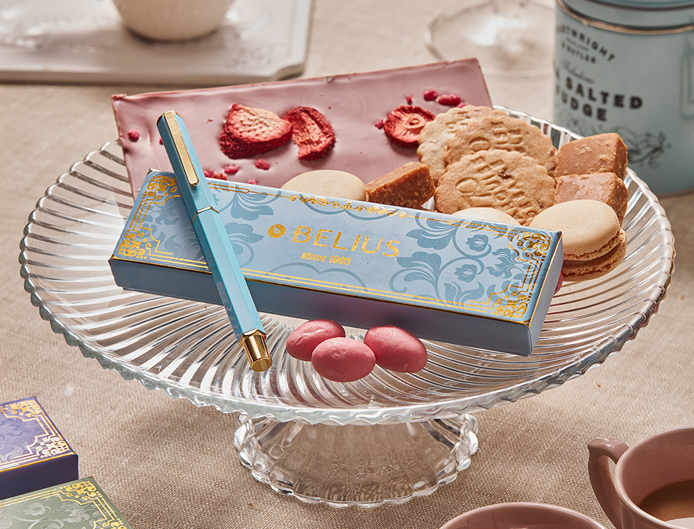 BOLIGRAFO BELIUS MACARON BLISS FORMA HEXAGONAL COLOR CELESTE Y DORADO TINTA AZUL CAJA DE DISEÑO