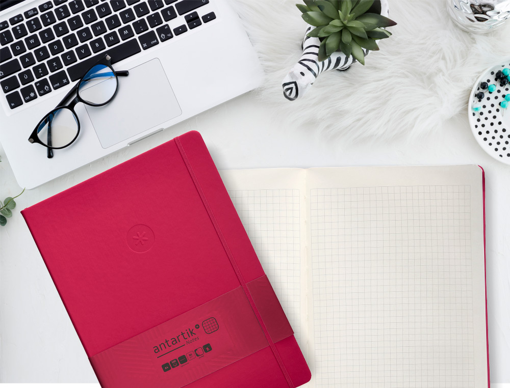 CUADERNO CON GOMILLA ANTARTIK NOTES TAPA DURA A4 HOJAS CUADRICULA BURDEOS 100 HOJAS 80 GR FSC