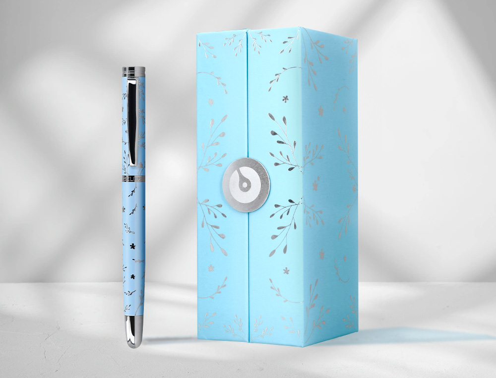 PLUMA BELIUS BELLA ALUMINIO COLOR AZUL CELESTE DISEO PLATEADO RELIEVE TINTA AZUL CAJA DE DISEO