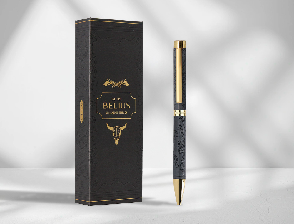 BOLIGRAFO BELIUS WILD WEST ALUMINIO COLOR NEGRO DORADO TINTA COLOR AZUL CAJA DE DISEÑO