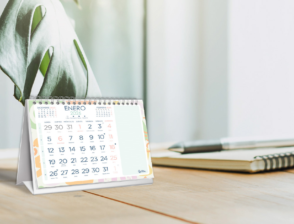 CALENDARIO ESPIRAL TRIANGULAR LIDERPAPEL DE SOBREMESA SERIE JOVEN 2026 18X14 CM PAPEL 128 GR CON PEGATINAS