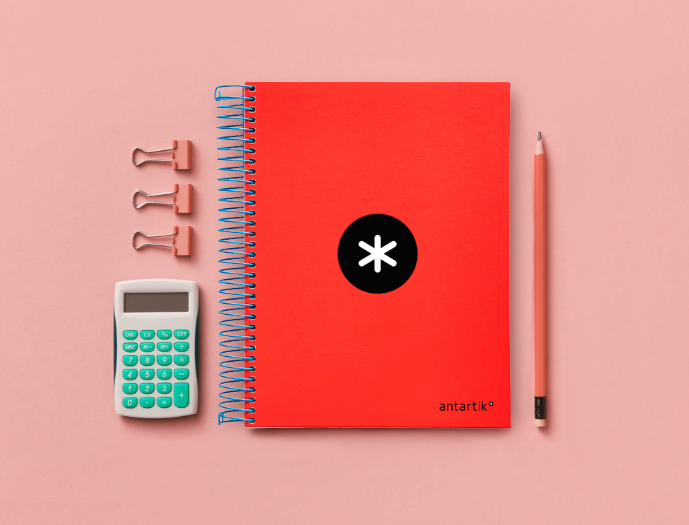 CUADERNO ESPIRAL A5 MICRO ANTARTIK TAPA FORRADA 120H 90 GR HORIZONTAL 5 BANDAS 6 TALADROS COLOR ROJO