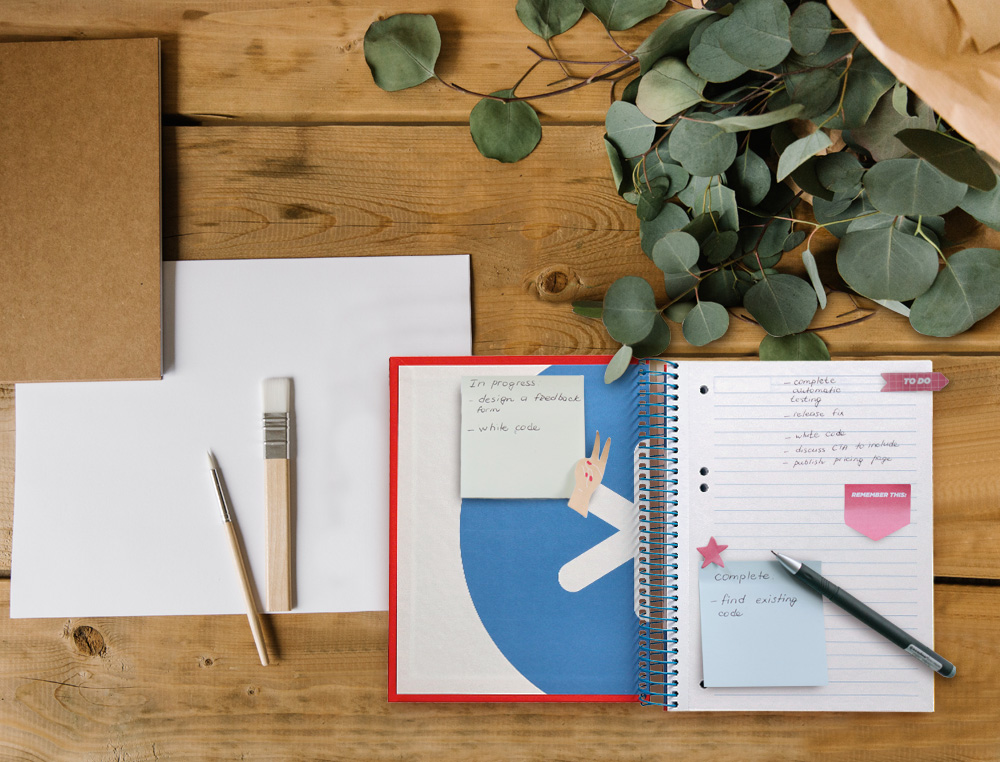 CUADERNO ESPIRAL A5 MICRO ANTARTIK TAPA FORRADA 120H 90 GR HORIZONTAL 5 BANDAS 6 TALADROS COLOR ROJO